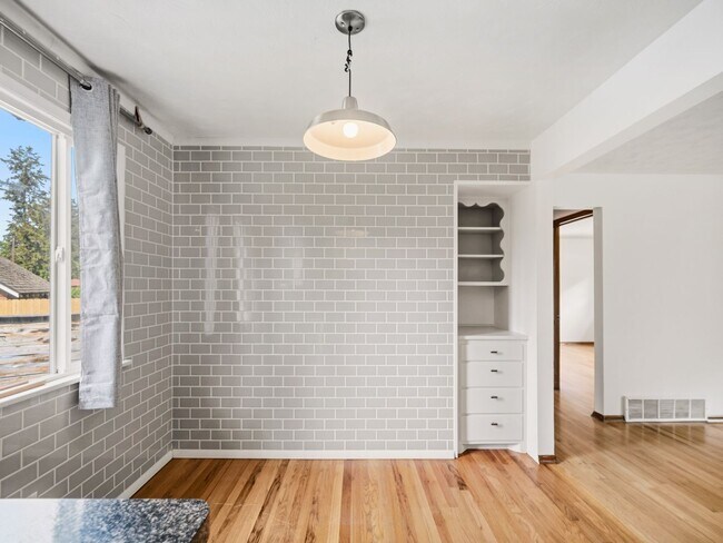 Building Photo - Spacious Unfurnished Home in Northwest Spokane