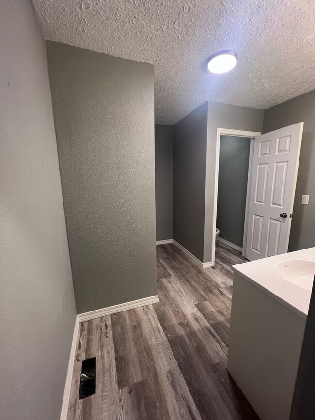 Building Photo - 2 bedroom and 1.5 bathroom house