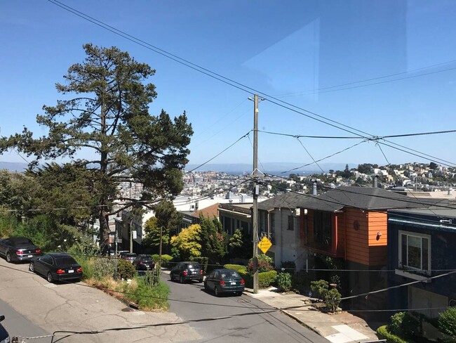 Building Photo - Elegant & Expansive Furnished 3 Bedroom/2 ...