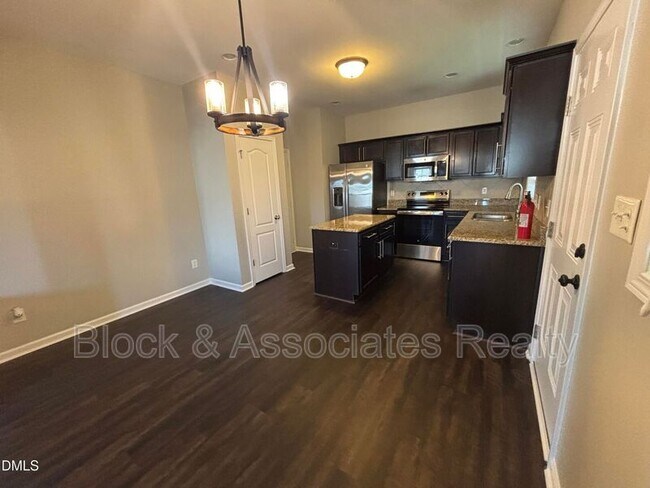 Building Photo - 438 Roanoke Dr