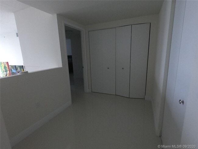 Building Photo - 1861 NW S River Dr