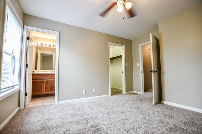 Building Photo - Pet Friendly Two Bedroom!