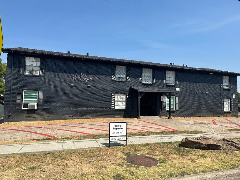 Building Photo - 409 E 9th St