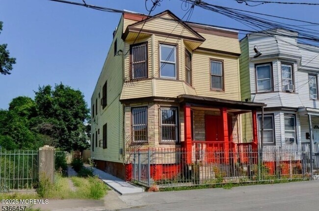 Building Photo - 307 21st St