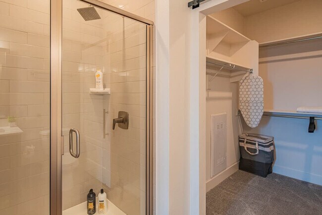 Building Photo - 15501 N Dial Blvd