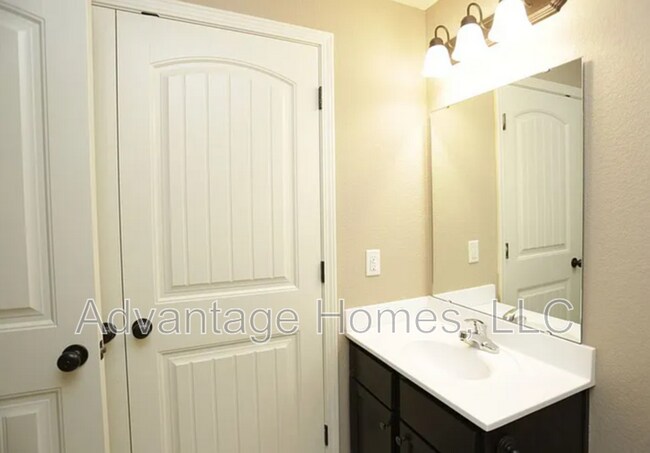 Building Photo - 2176 SW Timbertrace Ln