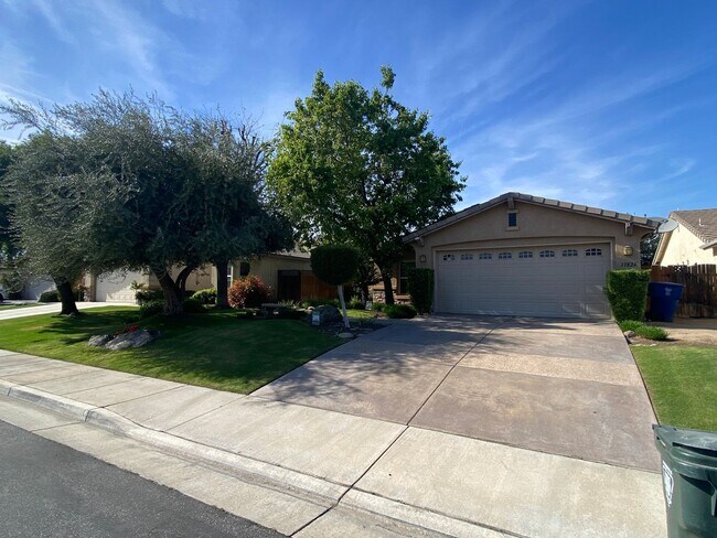 Building Photo - Gated Community of Grand Island in Seven Oaks 2 BD 2 BA Gorgeous House