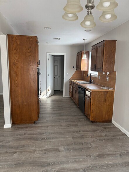 Building Photo - 1716 N Butternut Ave