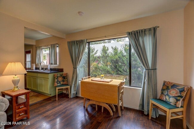 Building Photo - 502 Western Ave