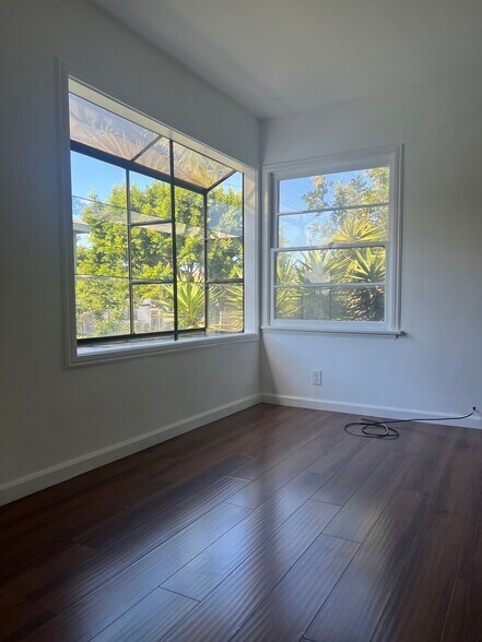 Living Room - 636 W Queen St