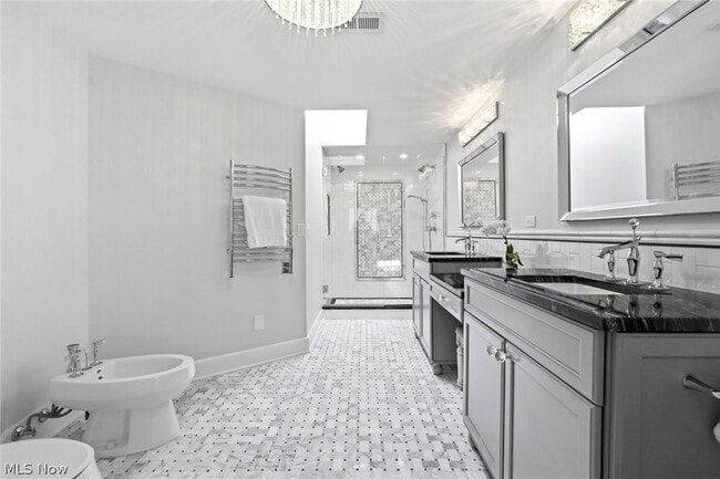 Building Photo - 421 Riverdale Dr