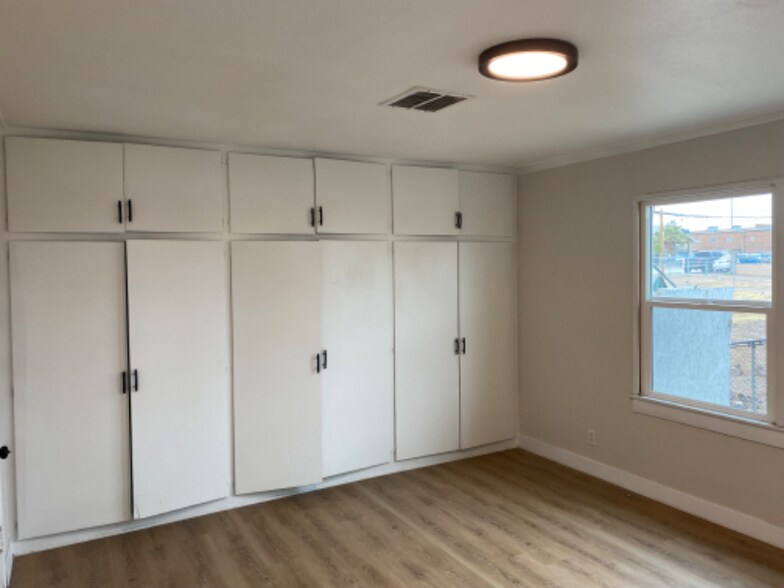 Building Photo - 3514 Center Dr