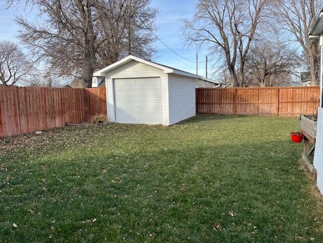 Building Photo - Renovated Bungalow
