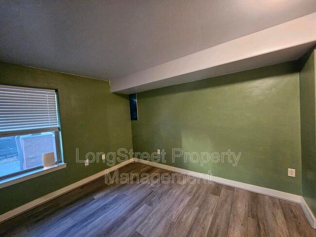 Building Photo - 9837 NE Irving St