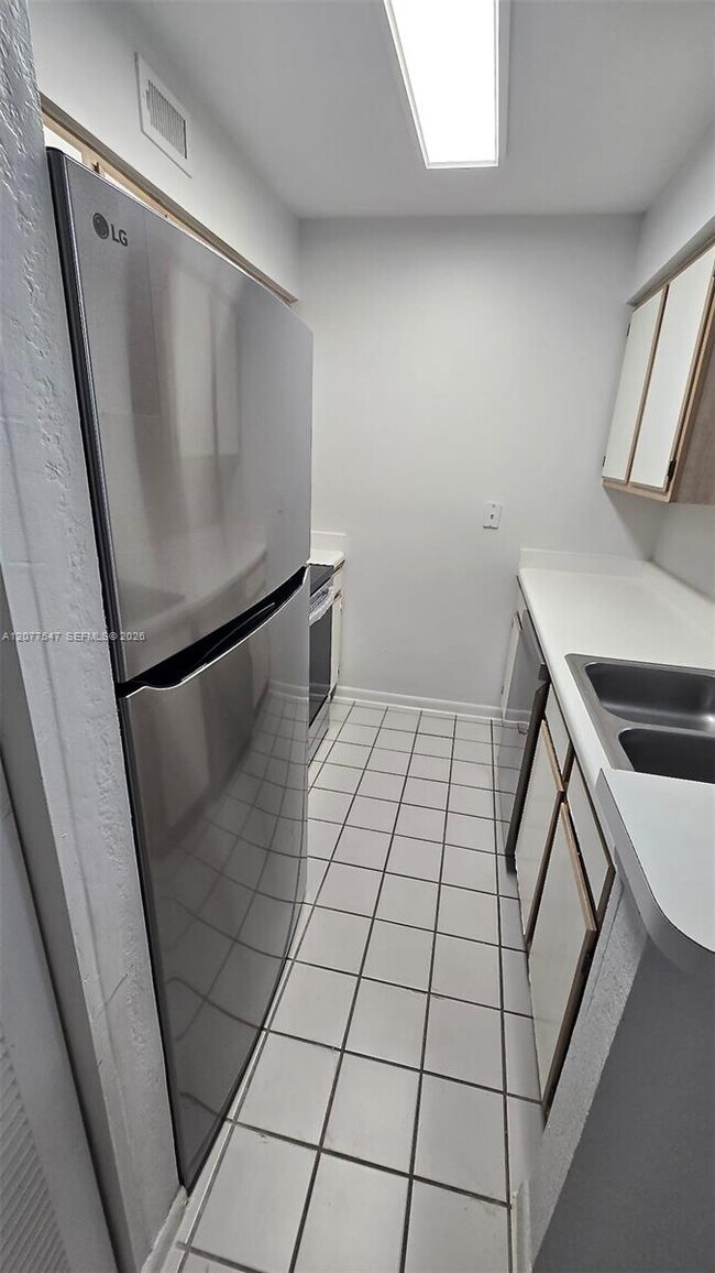 Building Photo - 2881 N Oakland Forest Dr