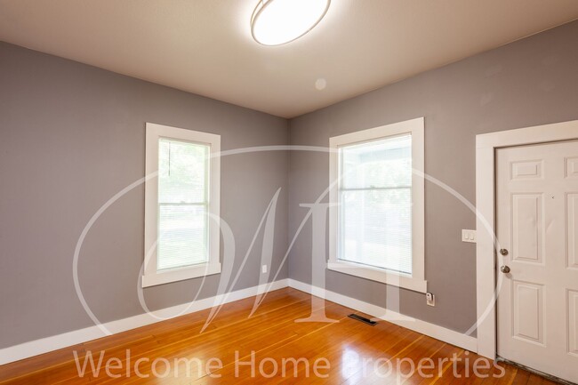 Building Photo - Great 2 Bedroom with Classic Finishes