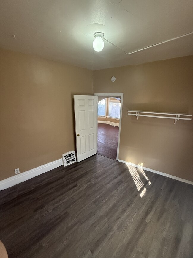 Building Photo - 733 Sherburne Ave