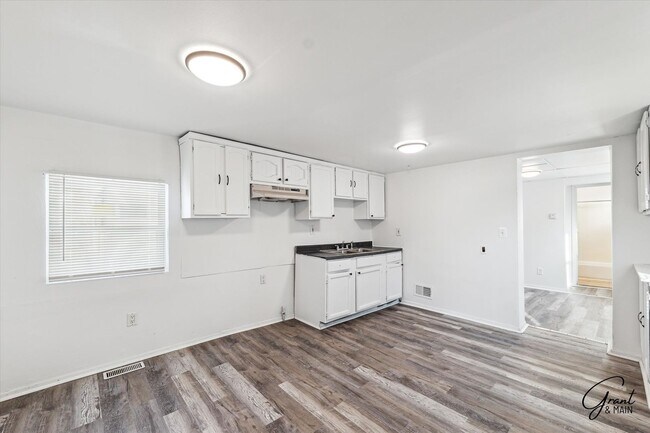 Building Photo - 2615 Emmons Ave