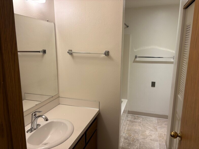 Bathroom - 49 SE 60th Ave
