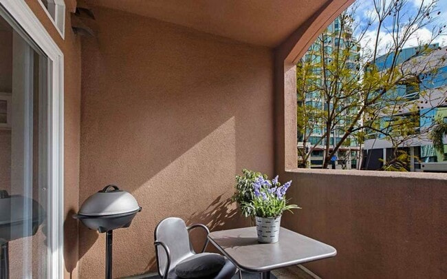 Building Photo - Beautiful and Updated Banker's Hill 1BR/1BA Condo!