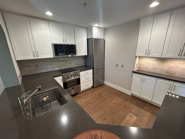 Building Photo - Beautiful 2 Bed, 2 Bath Single Story Condo...