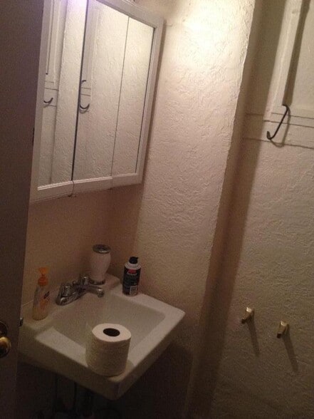 Building Photo - 40 Anderson St