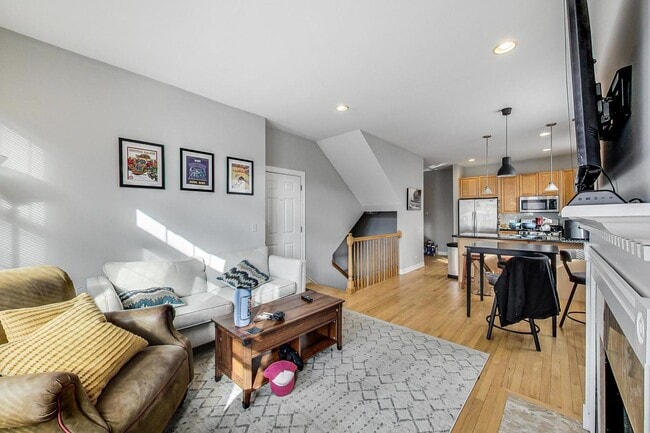 Building Photo - 1330 W Fletcher St