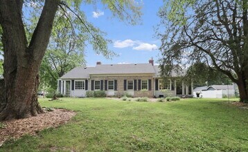 Building Photo - "Charming 2-Bedroom Duplex with Cozy Firep...