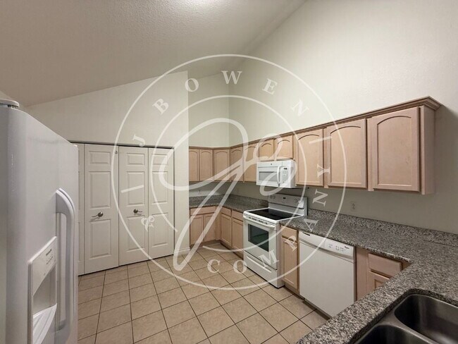 Building Photo - "Charming 2-Bed Condo with Fireplace & Scenic Views on Fox Cove Dr, Perrysburg!"