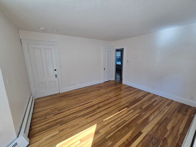 Building Photo - Live in this NEWLY updated 1 bed / 1 bath ...