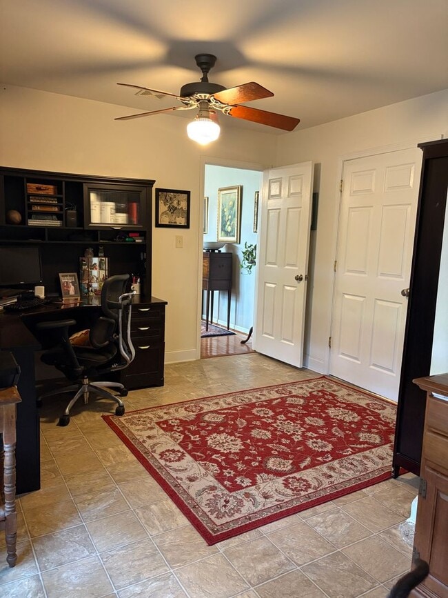 Building Photo - Large, private home in Rivercliff