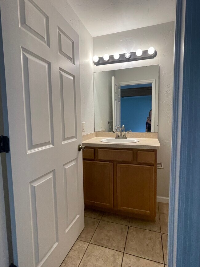 Building Photo - 527 W Harper St