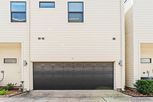 Building Photo - 6 N Hutcheson St