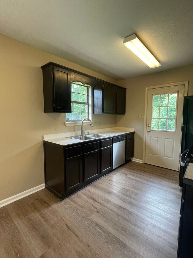 Building Photo - 2555 Winchester Dr