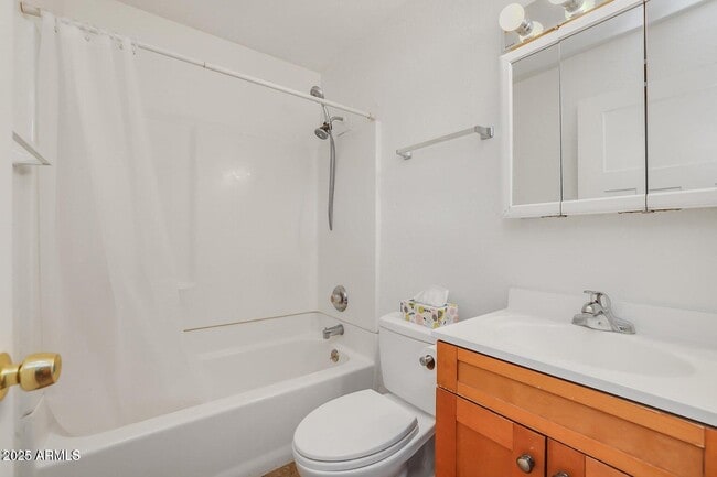 Building Photo - 1526 W Huntington Dr