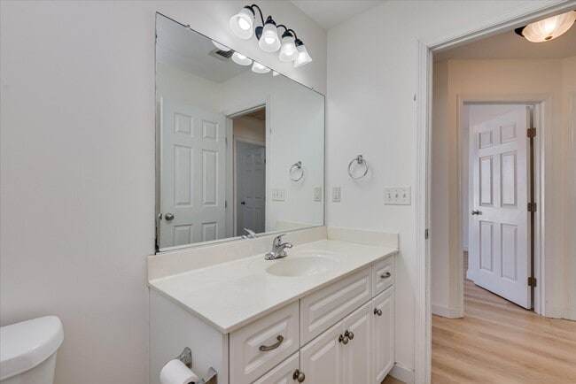 Building Photo - 909 Watsonia Dr