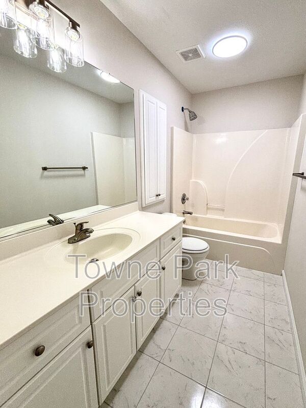 Building Photo - 327 Greendale Pl