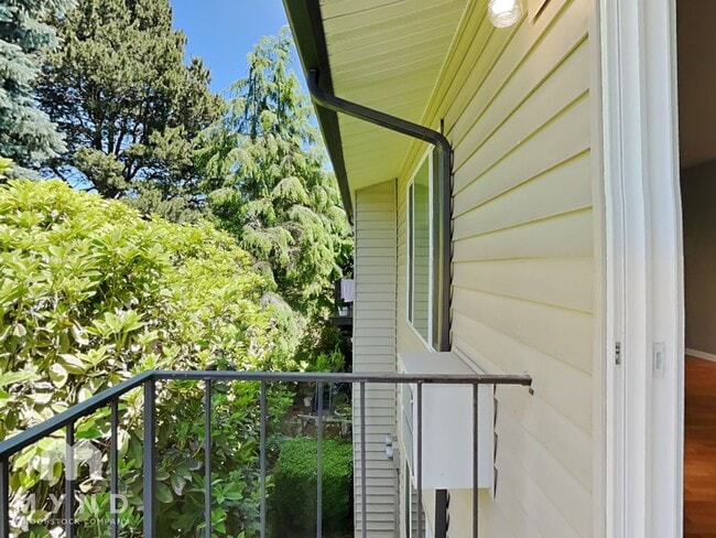 Building Photo - 200 SW Florence Ave