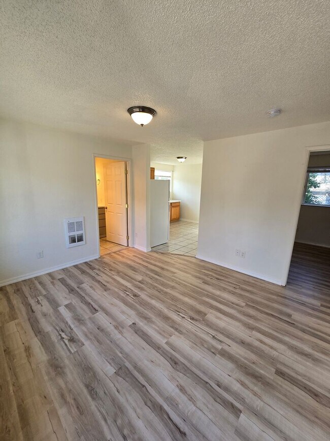 Building Photo - THIS 1 BEDROOM 1 BATH IS A GEM ON THE EAST SIDE OF MEDFORD