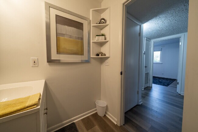 Building Photo - Furnished, remodeled 2BR near Nashville hospitals, all utilities and WiFi included, updated kitch...