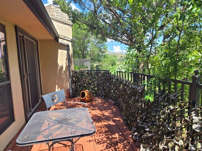 Building Photo - Spacious Condo With Covered parking