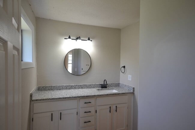 Building Photo - 412 West University