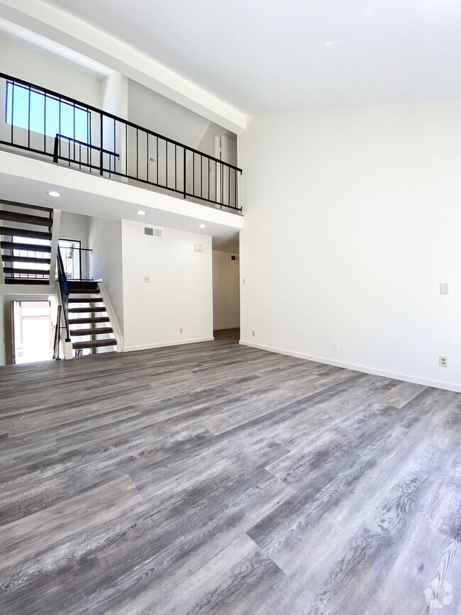 Building Photo - *Spacious updated townhouse in Monterey pa...