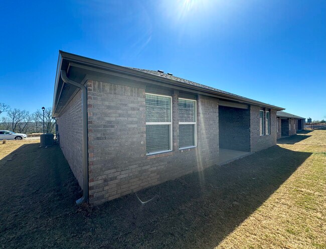 Building Photo - 5382 Selah St