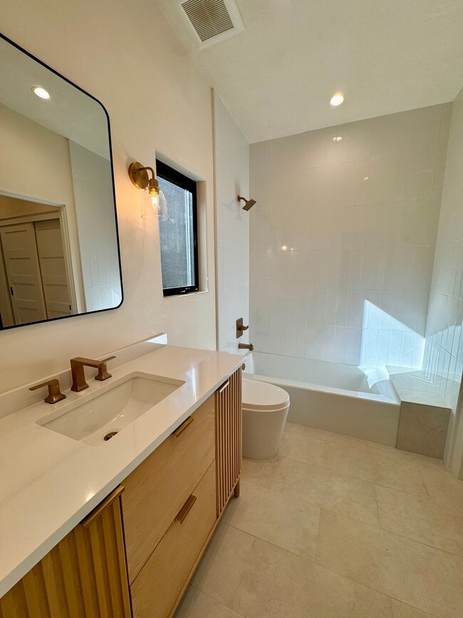 Building Photo - Exquisite Newly Remodeled 3-Bedroom Home i...