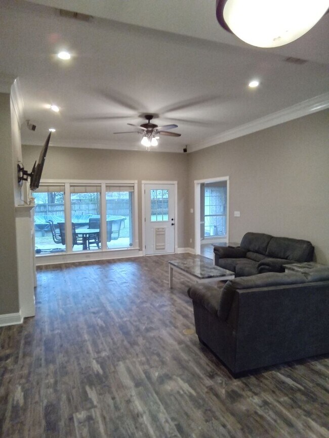 Building Photo - ****Woodlake South****MUST SEE**
