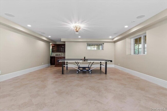 Building Photo - 47 Greenacres Ave