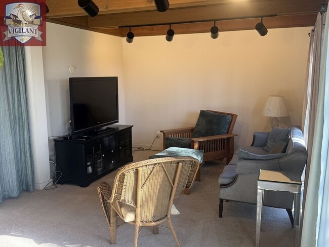 Building Photo - Amazing Furnished 4 bedroom home