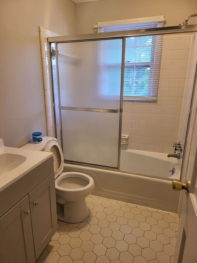 Building Photo - Apartment Close to Downtown Albemarle