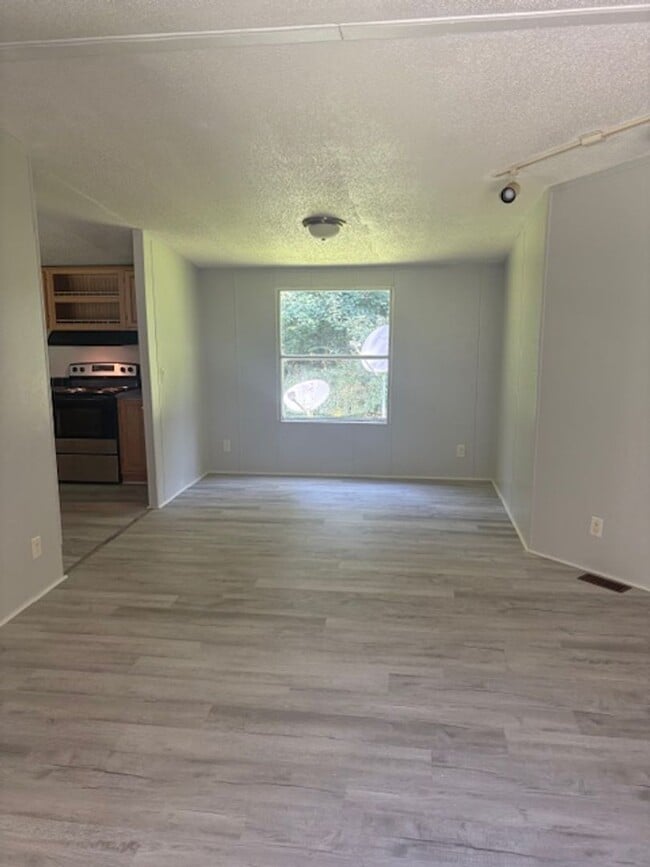 Building Photo - Renovated 3 Bedroom 2 Bath Home for Rent o...